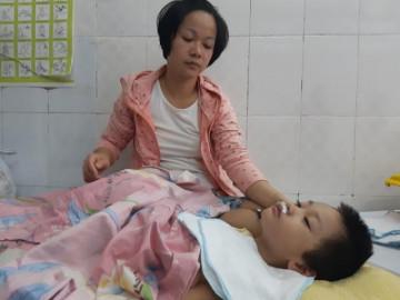 Bé gái 5 tuổi không ngủ suốt 2 tháng, nằm bất động sau cái run chân tưởng chừng vô hại