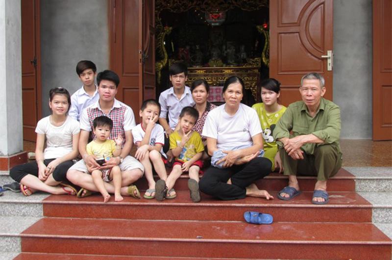 1. Gia đình 14 con giữa Thủ đô - chồng làm "bà đỡ" cho vợ

Gia đình ông Phan Văn Hiển (SN 1948) và bà Tạ Thị Nguyệt (61 tuổi) có 14 người con, 6 trai và 8 gái.

