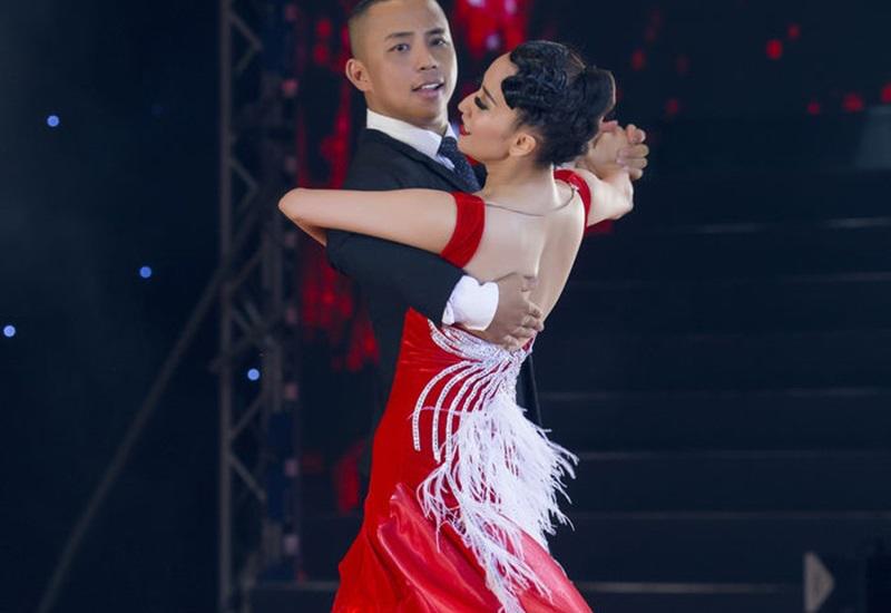 Cùng chung niềm đam mê dancesport nên vào năm 2002, Chí Anh và Khánh Thi đã tự bỏ tiền túi sang Anh du học, quyết gây dựng sự nghiệp. Cả hai đã cùng nhau trải qua những tháng ngày khó khăn nhất cho đến lúc thành công trên sàn nhảy.
