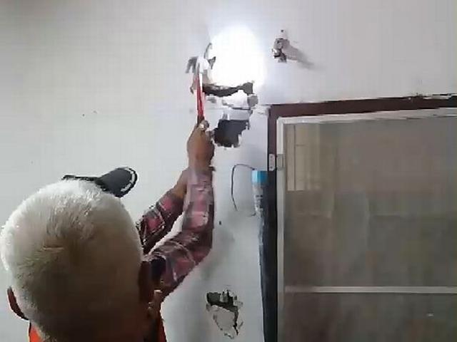 Nghe tiếng rít ghê rợn bên trong tường, chủ nhà phá ra mới phát hiện điều khủng khiếp