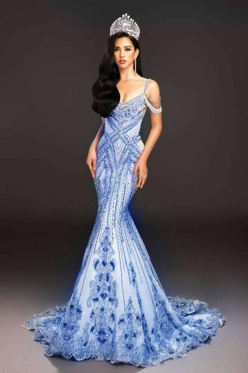 Hoa hậu Trần Tiểu Vy đã xuất sắc thể hiện thần thái “Beauty queen” đúng chuẩn thế giới với váy phiên bản màu xanh nước biển. Sở hữu vẻ đẹp sắc sảo và body nóng bỏng, Hoa hậu Tiểu Vy khéo léo lựa chọn trang phục dạ hội tôn lên vóc dáng của mình.
