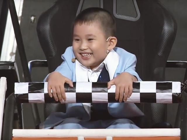 Cậu bé 4 tuổi có nụ cười tươi như hoa làm nên kỳ tích mới tại Nhanh Như Chớp Nhí