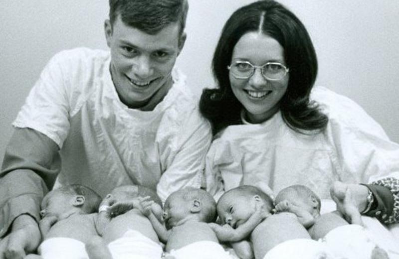 Một ca sinh năm khác được ghi nhận vào năm 1975 tại bệnh viện Parkland (Texas, Mỹ). Các bé ra đời khi mới được 32 tuần, là ca sinh 5 đầu tiên ở Bắc Mỹ mà tất cả các bé đều sống sót. Các em đều lớn lên khỏe mạnh và hiện là cha mẹ của 15 đứa con.
