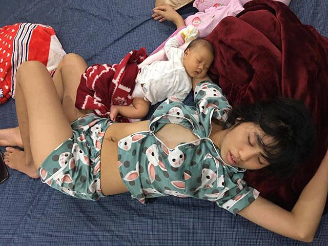 Mẹ đăng ảnh con mọn sồ sề, áo cho bú chưa kịp cài gây bão, ảnh đời thường khác 100%