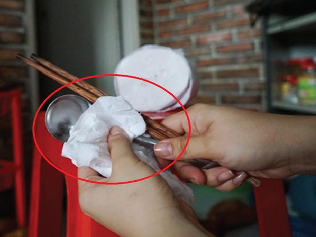 Âm thầm rước bệnh đường tiêu hóa vào cơ thể vì dùng khăn giấy lau bát đũa thìa
