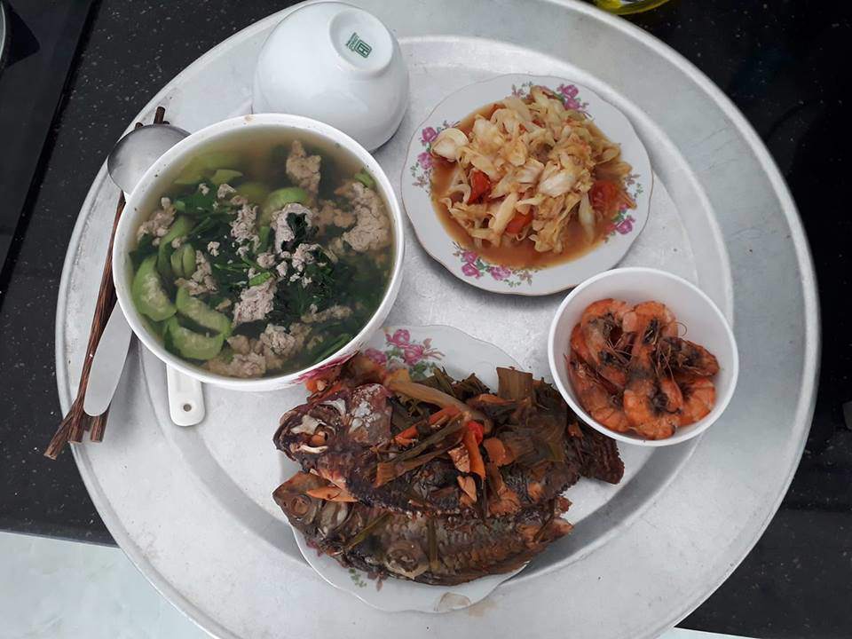 ba me khoe mam com duoi 100 nghin, tuong kho ai ngo nga ngua truoc tai dam cua chi em - 11