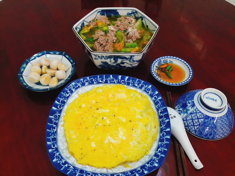 ba me khoe mam com duoi 100 nghin, tuong kho ai ngo nga ngua truoc tai dam cua chi em - 8