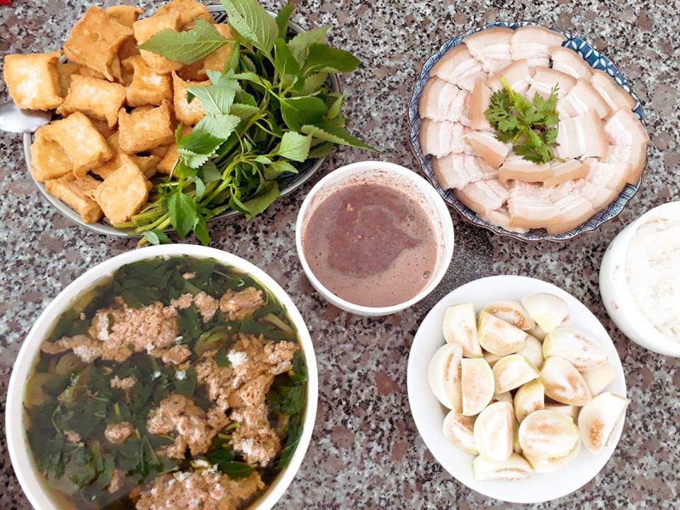 ba me khoe mam com duoi 100 nghin, tuong kho ai ngo nga ngua truoc tai dam cua chi em - 4