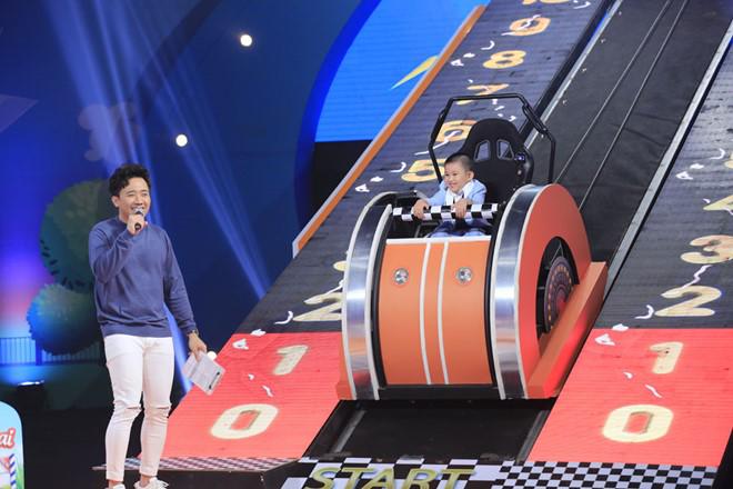 cau be 4 tuoi co nu cuoi tuoi nhu hoa lam nen ky tich moi tai nhanh nhu chop nhi - 2