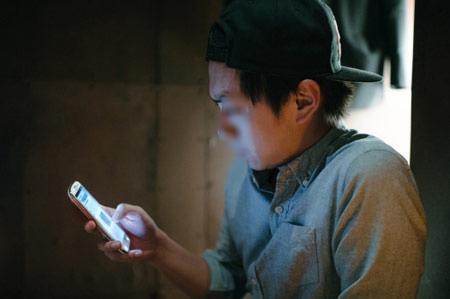 bi kich dang sau vu chong chup anh khoa than ban vo, rua anh cat giau - 1