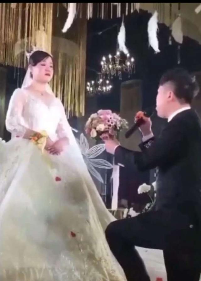 co dau "tro nhu tuong" khi chu re quy tang hoa cuoi, nguyen nhan khien ai cung sung so - 1