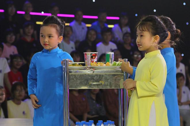 7 "tiep vien nhi" dang yeu, noi tieng anh cuc luu loat khien tran thanh than phuc - 1