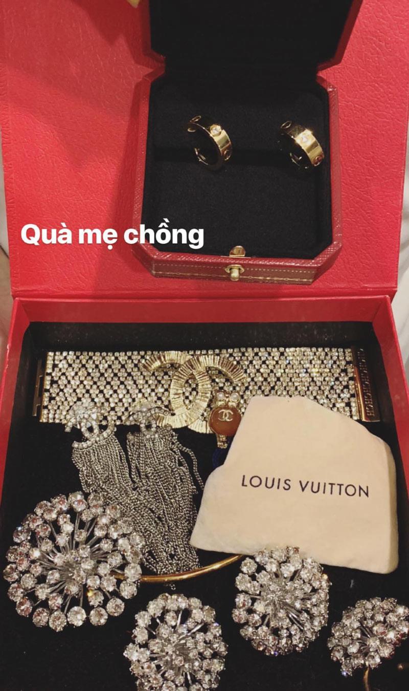 khoe duoc "me chong" tang trang suc, h'hen khien fan tu hoi co lay chong hoi nao? - 2