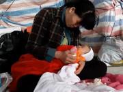 Tin tức - Đêm ngủ vỉa hè để mẹ đi nhặt rác, ban ngày bé gái 1 tháng tuổi sống ra sao?​​​​​​​