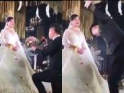 Tin tức - Cô dâu "trơ như tượng" khi chú rể quỳ tặng hoa cưới, lý do khiến ai cũng sững sờ