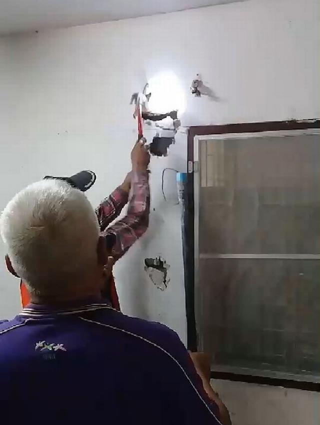 nghe tieng rit ghe ron ben trong tuong, chu nha pha ra moi phat hien dieu khung khiep - 1