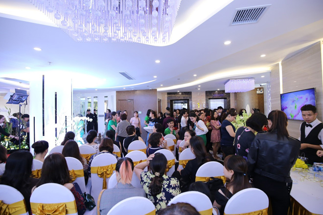 thu cuc mega beauty center "vo tran" ngay khai truong voi hon 1.500 nguoi tham du - 2