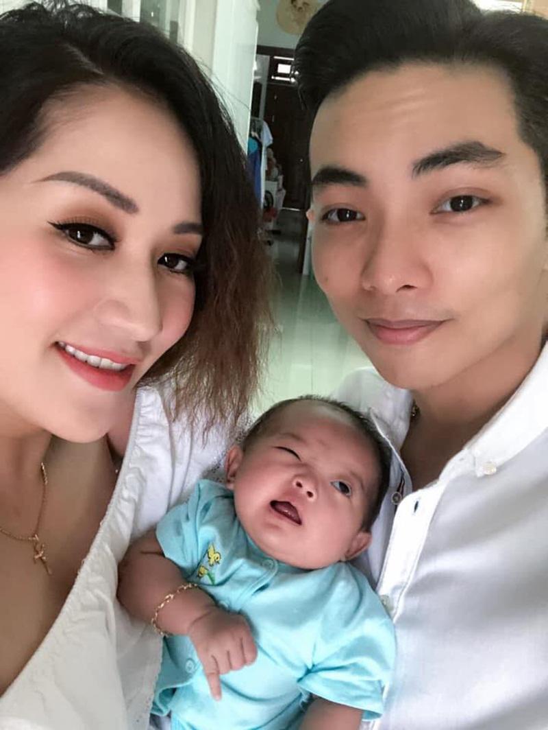Ông xã Khánh Thi không ngại phụ giúp vợ trong việc chăm sóc 2 con.
