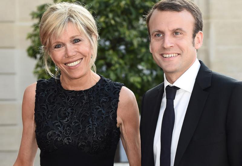 Nhắc tới nhà lãnh đạo này, không thể không nhắc tới chuyện tình “đũa lệch" của ông với cô giáo Brigitte Macron lớn hơn ông 24 tuổi. Bà Brigitte đã có 1 đời chồng và 3 con riêng trước khi trở thành Phu nhân Tổng thống.
