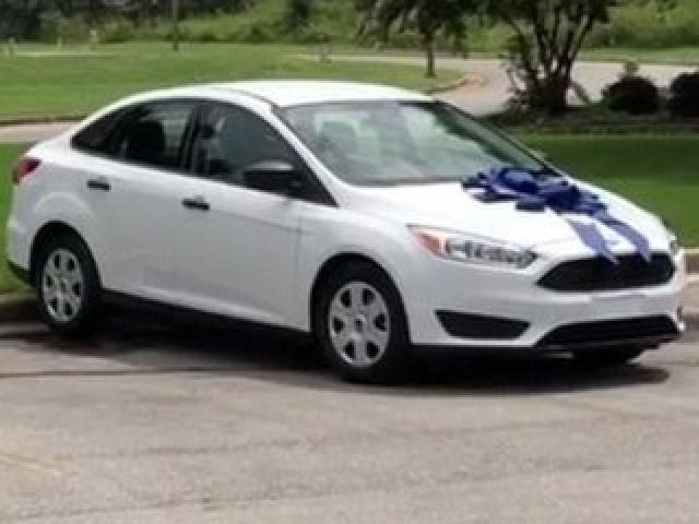 Phụ huynh tặng cô giáo của con chiếc xe ô tô trị giá 420 triệu đồng