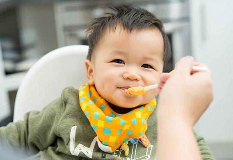 Một đứa trẻ uống hết 1000gram sữa mỗi ngày thì khó nhưng ăn 100gram phô mai thì đơn giản. Có thể hiểu rằng ăn phô mai lượng canxi hấp thụ của trẻ lớn hơn nhiều. 
