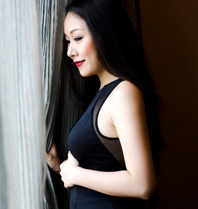 Hoa hậu Thế giới người Việt đầu tiên năm 2007 Ngô Phương Lan sinh năm 1987. Nếu như nhiều chị em chửa sẽ bị "xuống dốc về nhan sắc" thì nàng Hoa hậu xinh đẹp này vẫn giữ được vẻ đẹp. Sau 11 năm đăng quang, cô vẫn sở hữu nhan sắc đầy mê hoặc.
