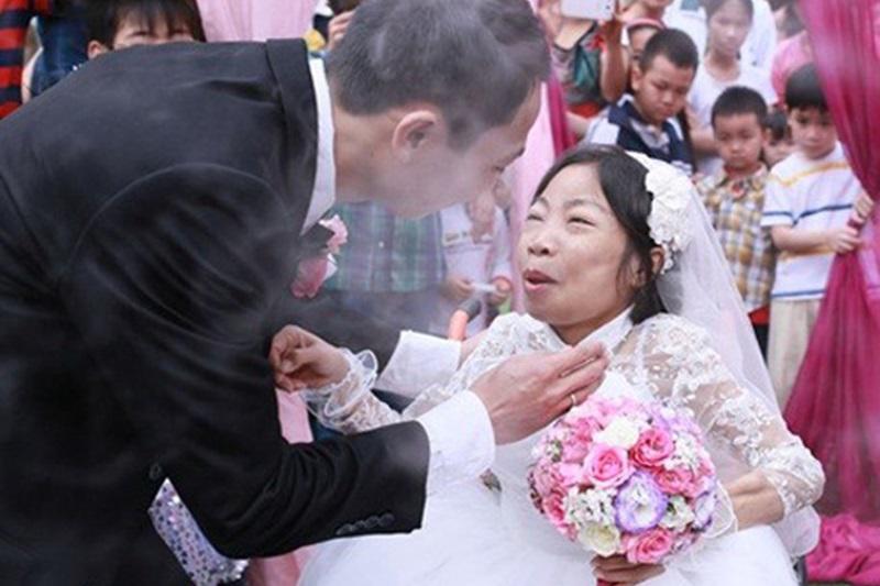 Căn bệnh suy thận đã lấy đi của chị Nguyễn Châu Loan (37 tuổi) tiền bạc, sức khỏe, tuổi trẻ nhưng lại mang đến cho chị một tình yêu hiếm có giữa cuộc sống xô bồ này, mang đến cho chị một người yêu, người chồng tuyệt vời là anh Nguyễn Văn Vượng (34 tuổi).
