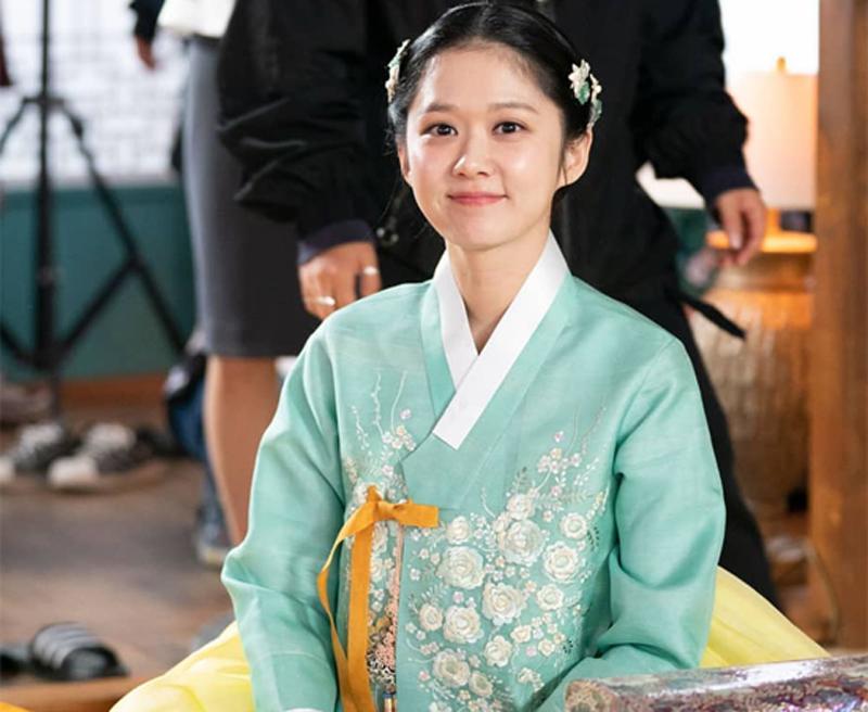 Mới đây, bố của cô là đạo diễn Ju Heo Seong chia sẻ loạt ảnh của con gái trên phim trường "Hoàng hậu cuối cùng" nhận được vô số lời khen của công chúng. Dưới góc ảnh của bố, Jang Na Ra một lần nữa khiến fan kinh ngạc với vẻ đẹp của cô.
