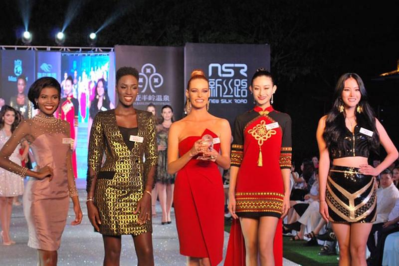 Kết quả Hoa hậu Pháp (váy đỏ giữa) giành chiến thắng phần thi Siêu mẫu. Các vị trí còn lại trong top 5 lần lượt thuộc về: Trung Quốc, Senegal, Nam Phi, Hàn Quốc.
