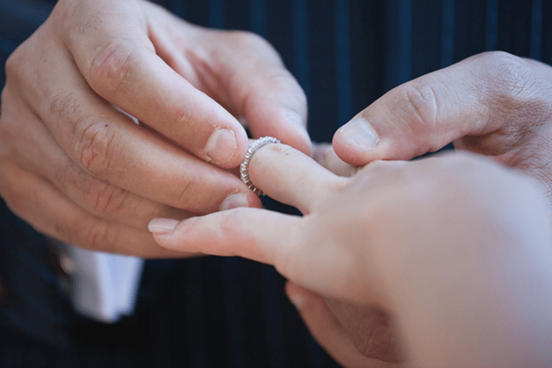 Giữ đúng lời hứa, trong ngày tổ chức tang lễ của chị Lan, anh Trình xuất hiện với 1 chiếc nhẫn cưới xin phép gia đình 2 bên để được lồng vào tay chị xem như đã là vợ chồng dù âm dương cách biệt.
