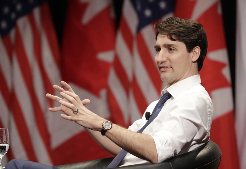 Không những thế, Trudeau còn thu hút bởi ngoại hình đẹp như tạc tượng. Ông cao 1m88, khuôn mặt lãng tử, đôi mắt sâu, sống mũi cao và nụ cười dễ mến. Những bức ảnh của Thủ tướng Canada đều đẹp không góc chết.

