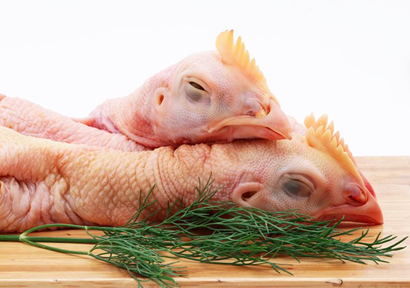 Cổ gà được nhiều người thích ăn, đặc biệt là những người thích lai rai nhậu nhẹt. Tuy nhiên, “Cũng giống phao câu, phần dưới da của cổ gà có chứa các tuyến dịch bạch huyết...
