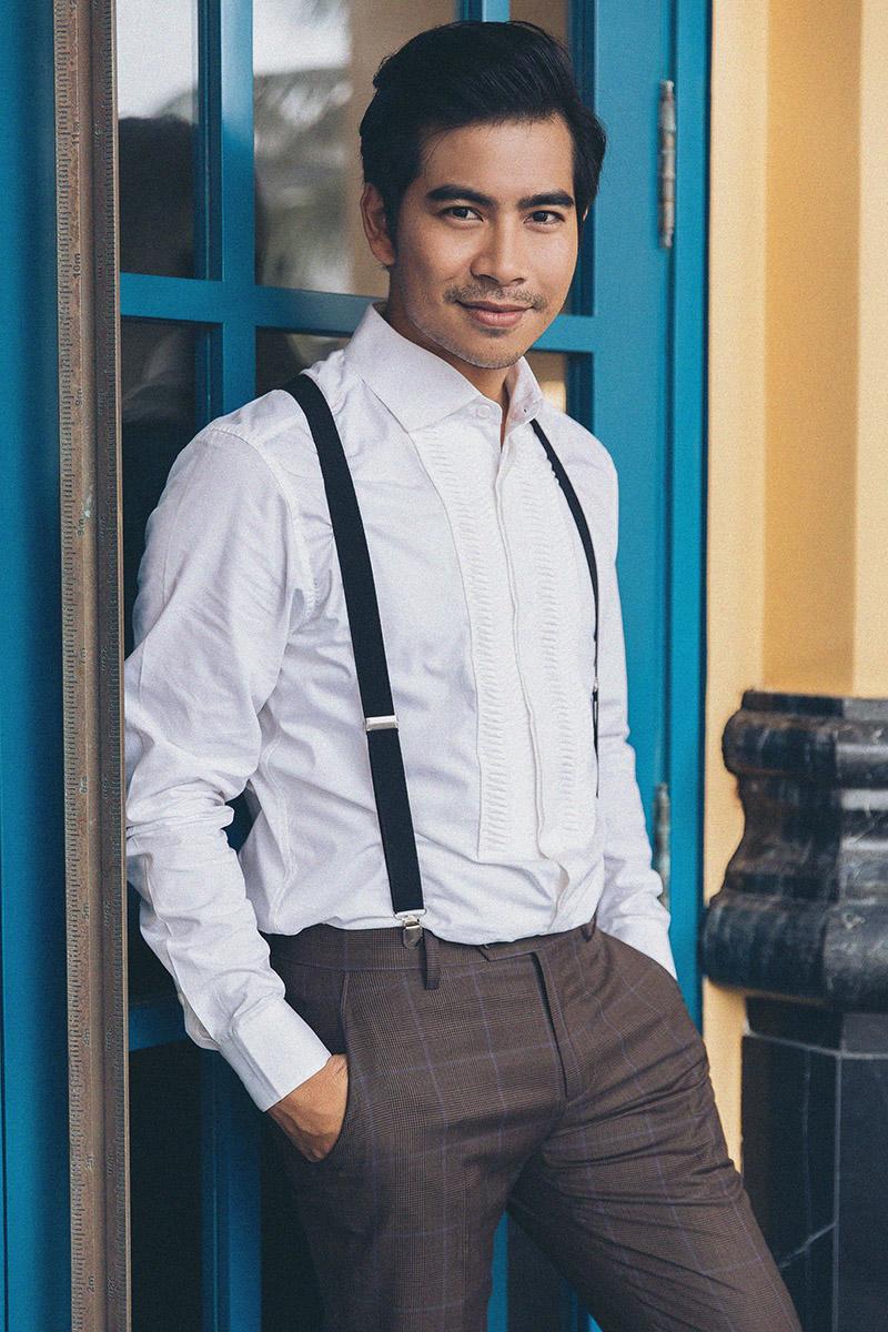 Thanh Bình - chồng Ngọc Lan lịch lãm với sơ mi trắng, quần tây đơn giản nhưng vẫn toát lên vẻ điển trai của người đàn ông trụ cột trong gia đình.

