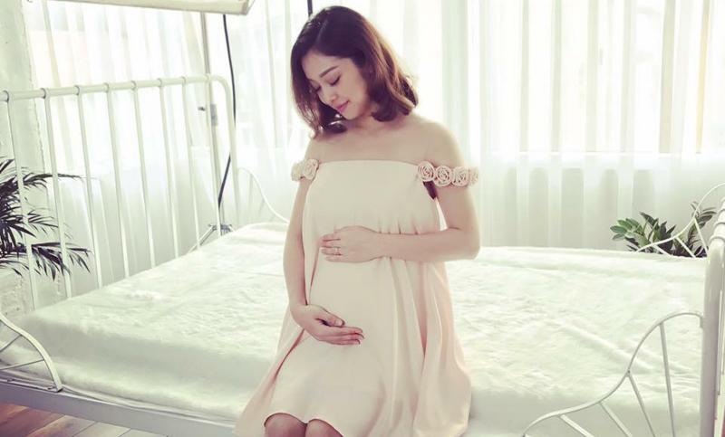 Hoa hậu sinh năm 1985 hạnh phúc ngọt ngào trong lần mang thai thứ 3.
