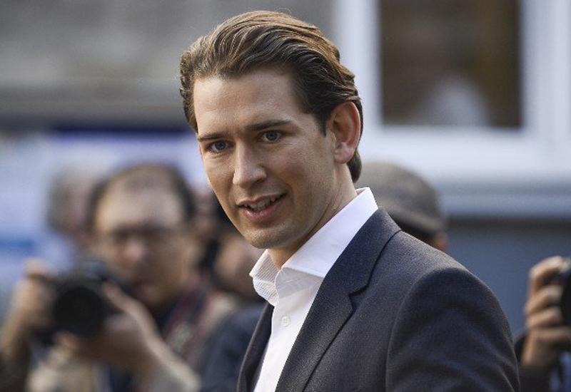 Thủ tướng Áo có ngoại hình đẹp trai như tài tử. Ông thường xuất hiện trong hình ảnh quen thuộc với vest tối màu, áo sơ mi trắng, không đeo cà vạt, tóc hất ngược và phong thái không lẫn vào đâu được. Đôi mắt màu xanh nước biển cũng là điểm thu hút nhất của ông.
