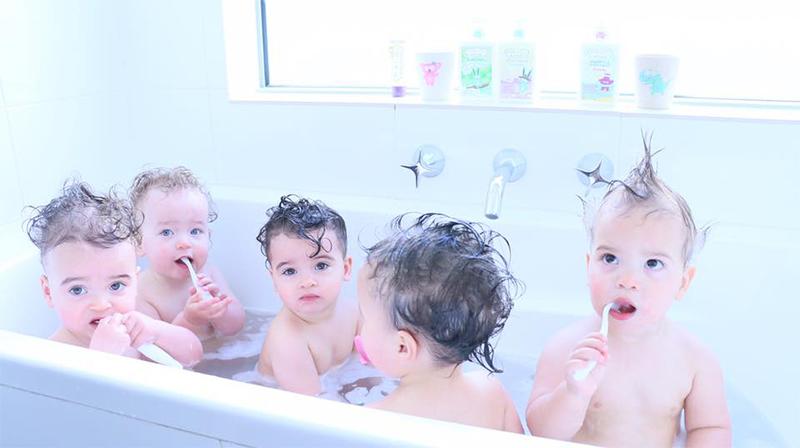 Khoảnh khắc 5 em bé tắm cùng nhau cực đáng yêu. 
