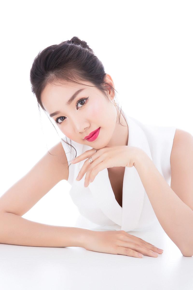 hong tuyet - my nhan gay tiec nuoi nhat hoa hau viet nam dep nao long voi vay trang den - 1