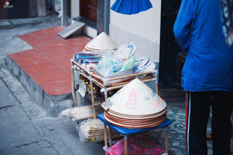 Sạp bán hàng lưu niệm của Việt Nam: nón lá, quạt nan... thường gây được thiện cảm, sự thích thú với du khách nước ngoài.

