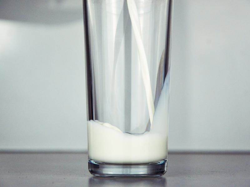 Thực tế: Canxi trong sữa bình thường là canxi lactate, tỷ lệ hấp thụ cao hơn, và sữa canxi là bổ sung canxi cacbonat nhân tạo, tỷ lệ hấp thụ thấp. Uống sữa bình thường đã đủ để hấp thụ canxi.
