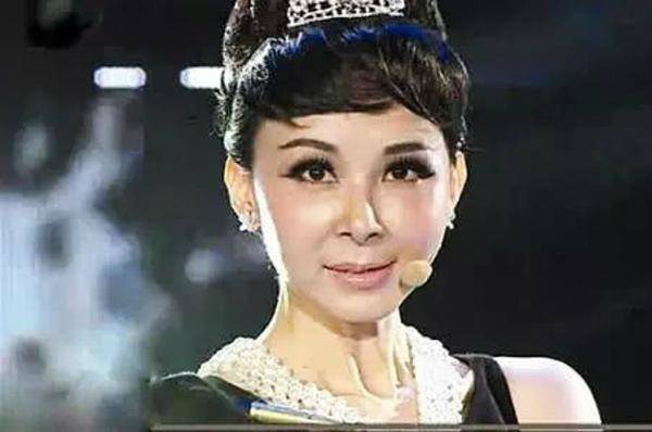 ngoi sao 24/7: chan duoi hoa bat buom ben ngoai, ty phu song bai cung ve voi vo ca - 2