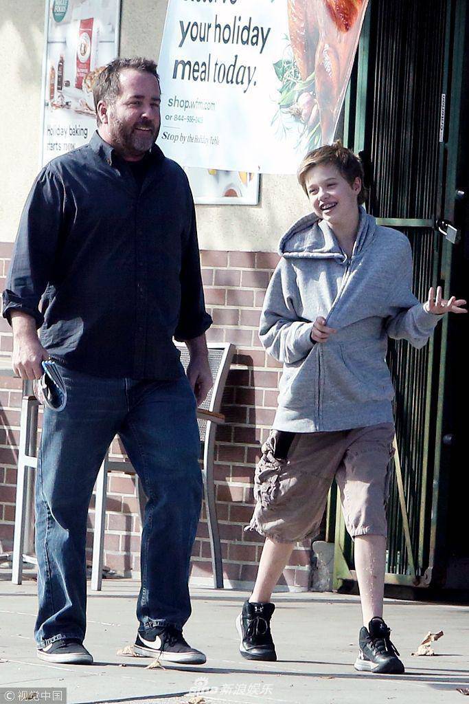 ngoi sao 24/7: chan duoi hoa bat buom ben ngoai, ty phu song bai cung ve voi vo ca - 6