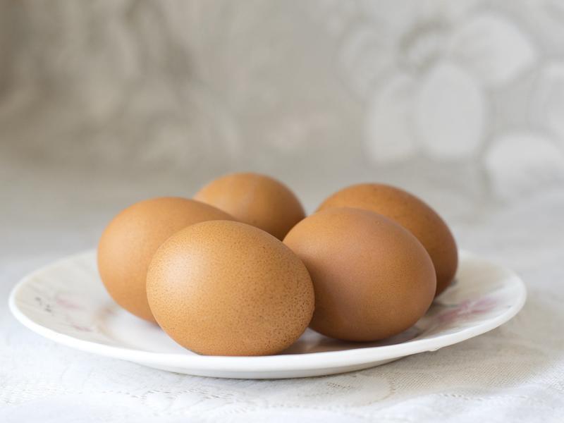 Thực tế: Trứng gà so mặc dù “đắt” nhưng giá trị dinh dưỡng không cao hơn so với những quả trứng bình thường khác. Không có nghiên cứu nào chứng mình hàm lượng dinh dưỡng của trứng gà so cao hơn.
