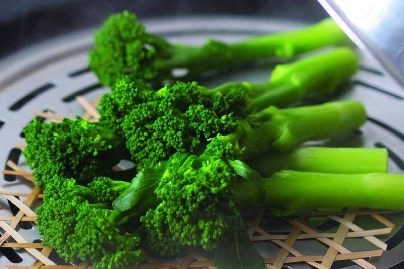 Để rau xanh quá lâu trong tủ lạnh sẽ làm mất đi nhiều chất dinh dưỡng có trong rau. Vì thế, chỉ nên bảo quản rau xanh ở nơi khô ráo, thoáng mát và ăn ngay trong 1-2 ngày.
