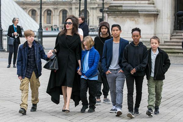 12 năm yêu nhau, 2 năm làm vợ chồng, đây là lần đầu tiên Brad Pitt cầu xin Angelina Jolie - 2