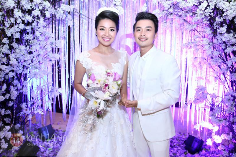 Nữ diễn viên Lê Khánh khoe nét đẹp đằm thắm, nữ tính trong mẫu đầm cưới voan, ren nhấn nhá yêu kiều của NTK Hoàng Hải. 

