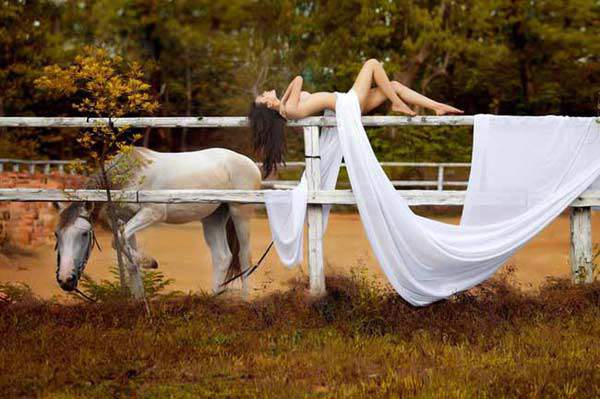 Nỗi khổ của người mẫu chụp khoả thân: Bị cho là amp;#34;ô uếamp;#34;, bị người yêu đánh ghen - 1