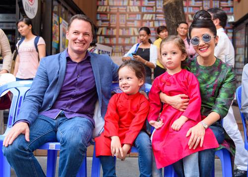 Vướng tin đồn ly hôn vì có amp;#34;người thứ 3amp;#34;, chồng Tây của Hồng Nhung bất ngờ lên tiếng - 2