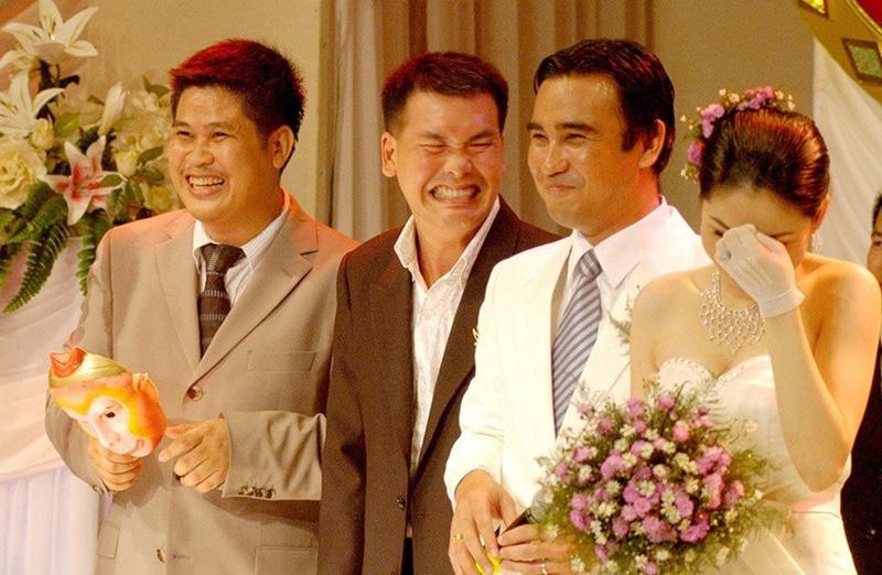 Cũng giống như nhiều sao Việt khác, hôn lễ của Quyền Linh và bà xã Dạ Thảo diễn ra vào ngày 11/9/2005 cũng có vô vàn tình huống trớ trêu, khiến người trong cuộc cũng phải "dở khóc dở cười" mỗi khi nhớ lại.
