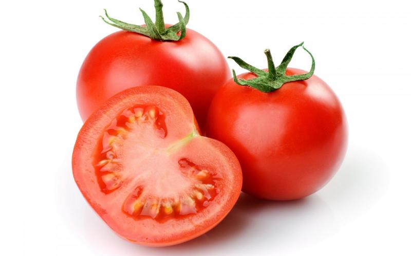 Nhiều người luộc cà chua rồi chấm nước mắm ăn trước bữa cơm nhưng điều này khiến xuất hiện các triệu chứng đầy bụng, khó tiêu. Do đó, nên ăn chúng sau khi ăn cơm.
