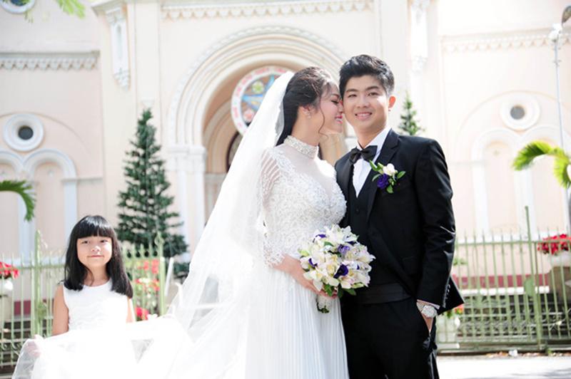 Trong 3 đám cưới khủng tổ chức cùng ngày của sao Việt cuối năm 2014, đám cưới của giọng ca Lâu đài cát là rình rang nhất. Cũng chính vì tổ chức nhiều lần, những sự cố không may và bất ngờ liên tiếp đến với đôi tân lang tân nương
